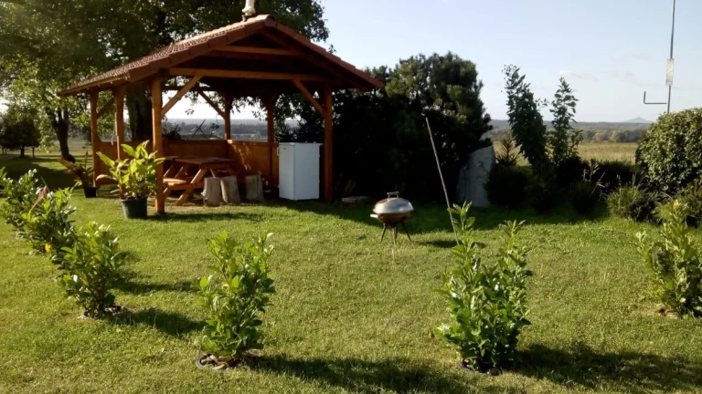 Kempování Samota pod Českým středohořím