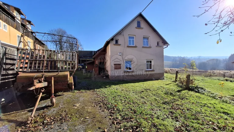 Prodej dvou domů s garáží a pole 54113 m2, Počátky u Kraslic