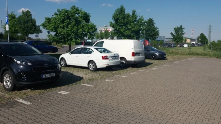 Pronájem parkovacího stání Jinočany. Pražský okruh 3 min.