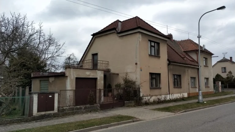 Rodinný dům 5+1 se zahradou 590 m2 - Hradec Králové
