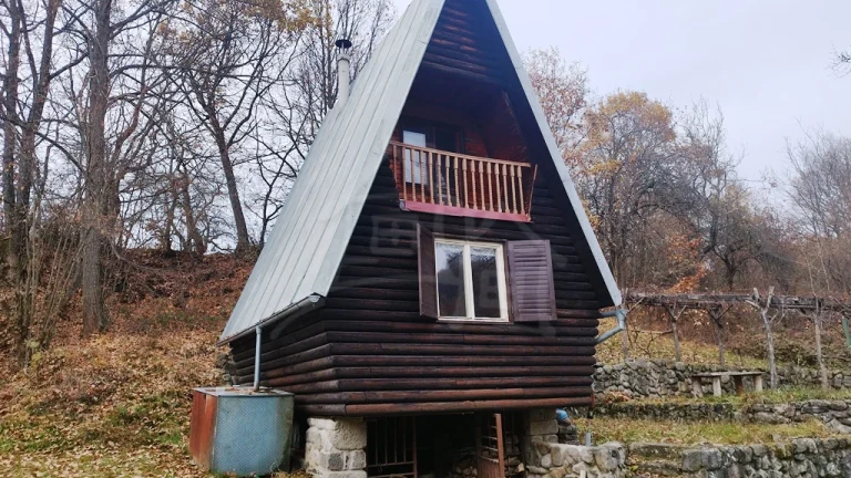Krásna drevenica v lone Štiavnických vrchov, v obklopení p