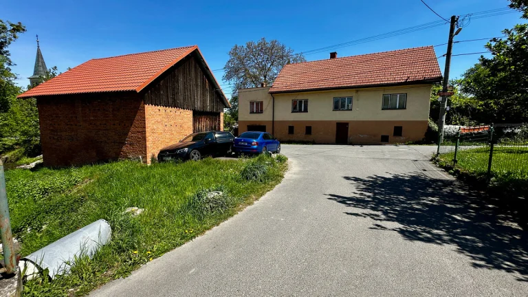 Rodinný dům 3+1 a 2+1, zahrada, stodola