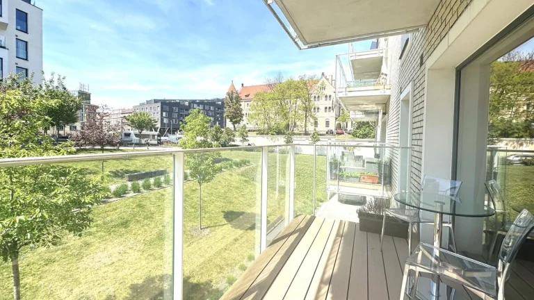 Prodej bytu 1+kk 45 m2 s balkonem, sklepem a garážovým stání