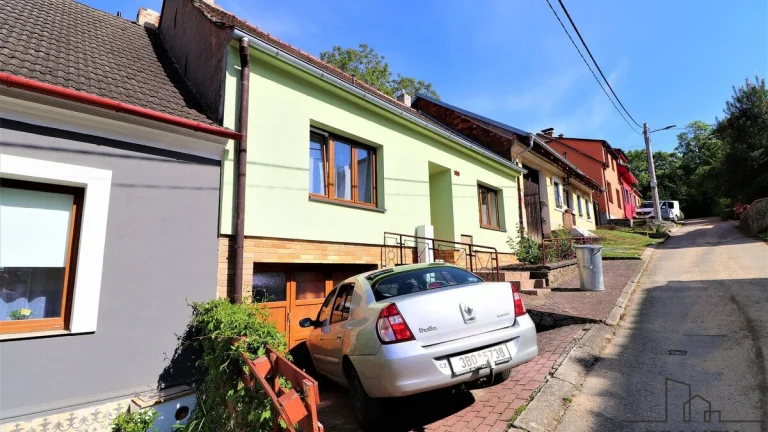 Prodej rodinného domu 3+1 s možností rozšíření, garáží a dal