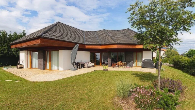 Prodej dvougeneračního rodinného domu 6+kk 195 m2, pozemek 1