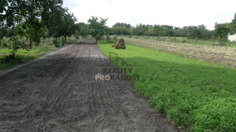 Prodej stavebního pozemku 1227 m2 v obci Lužice, lokalita Zá