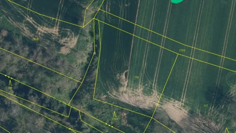 soubor několika les. pozemků 13 581 m2, okres...