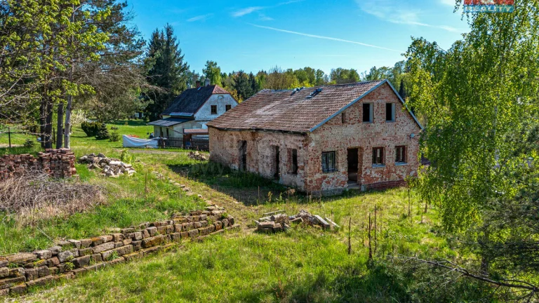 Prodej rodinného domu s pozemky ve Starých Křečanech, 728 m2