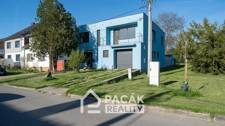 Prodej zajímavě architektonicky řešeného rodinného domu v Tl