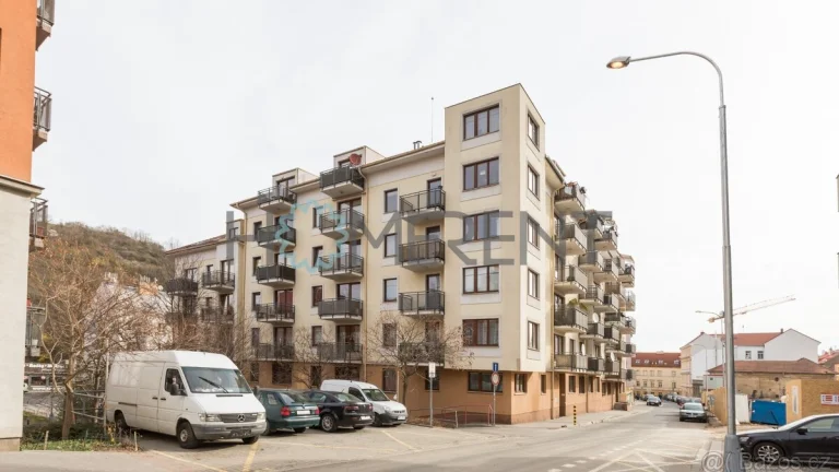 Pronájem garážového stání 13m2 - Na Neklance - Praha 5 - Smí