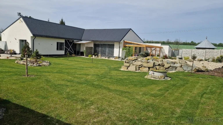 RD bungalov se 3 byty a garáží