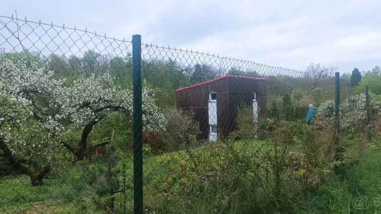 Prodej parcely s celoročně obyvatelnou chatkou.