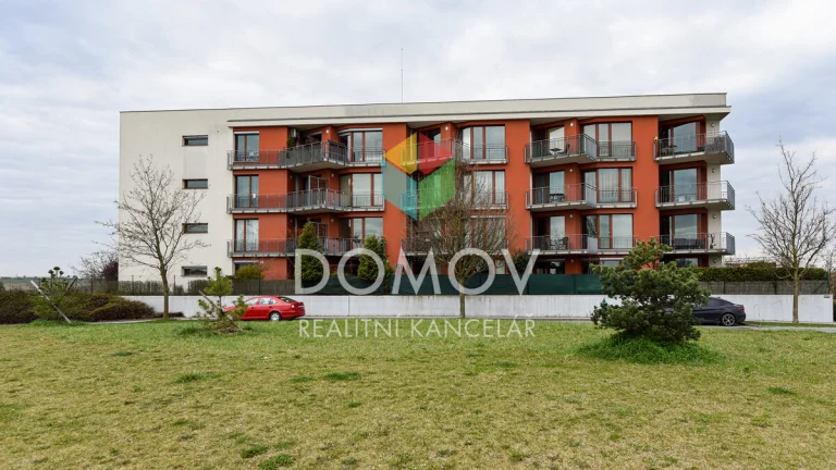Moderní, světlý byt 1+kk s balkonem a garážovým park. stáním