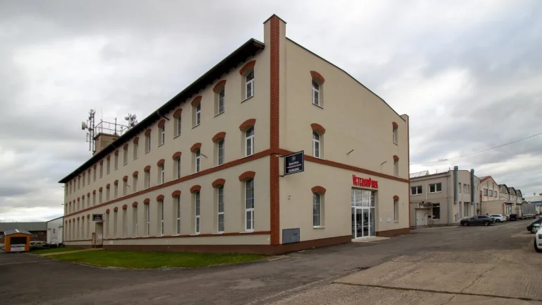Pronájem reprezentativního showroomu 633 m²Brandýs nad Labem
