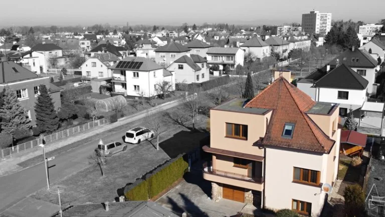 Unikátní dvougenerační vila, pozemek 540m2, studna, Hradec K