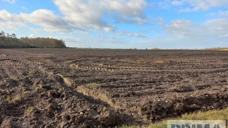 Orná půda 3811 m2 na okraji obce Tetov
