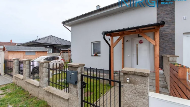 Prodej řadového domu 4+1, 97 m2, Žleby