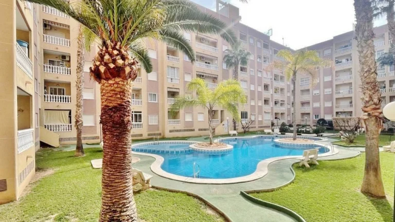 Zařízený apartmán 3+kk s lodžií a krásným bazénem ŠPANĚLSKO
