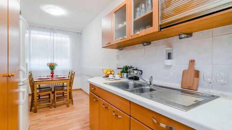Pronájem moderně zařízeného pokoje na Černém Mostě ulice Dol