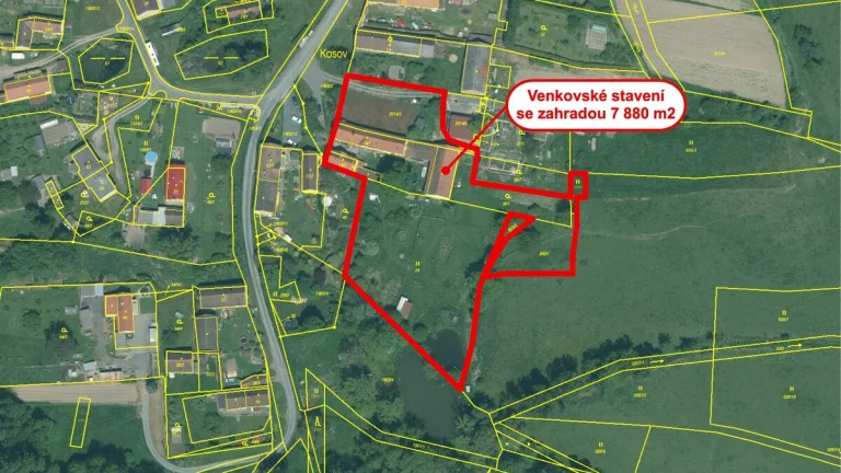 Typické venkovské stavení se stodolou a rybníčkem s mobilhei