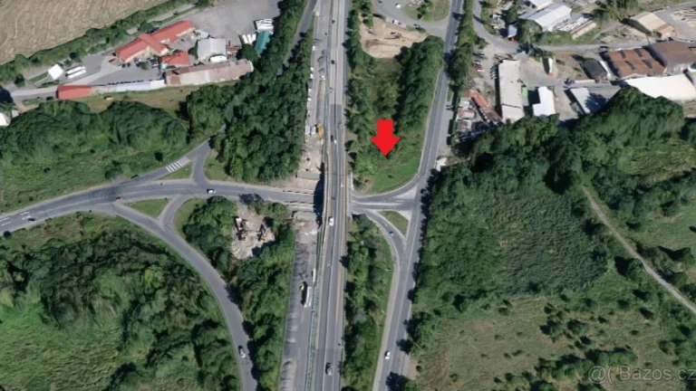 Prodej pozemku u kruhového objezdu v Mníšku pod Brdy
