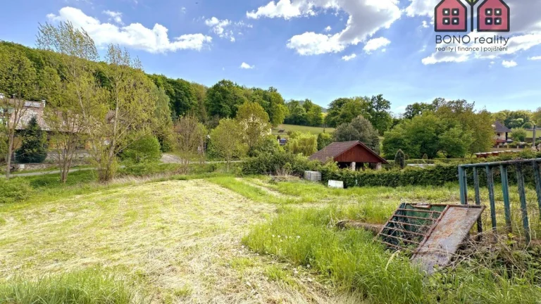 Stavební pozemek 1027 m2, příroda, Oparenské údolí, obec Vel