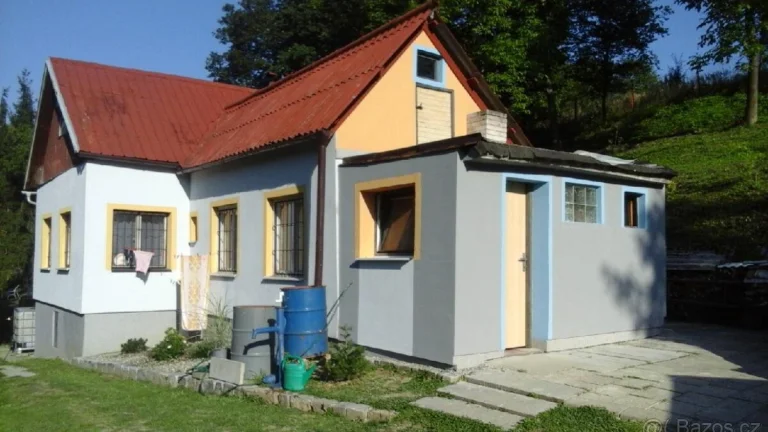 CHATA NA SAMOTĚ ZLÁMANEC U UH.HRADIŠTĚ