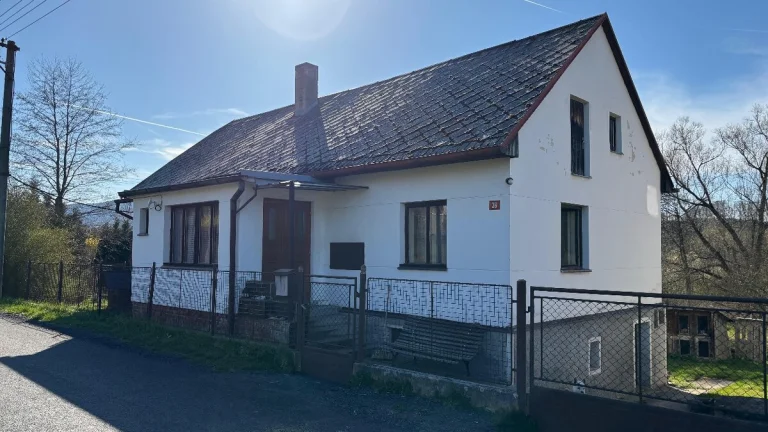 Rodinný dům s truhlářskou dílnou v malebné obci Pařezov