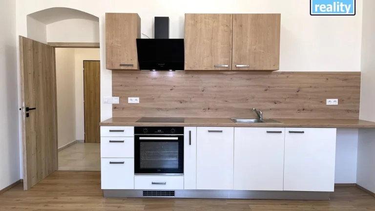 Pronájem světlého bytu 1+kk po rekonstrukci – Plzeň, Koterov