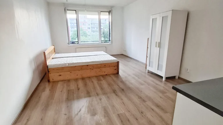 téměř nové 1+kk: 45 m2, 3.patro z 5, kryté parkov. stání