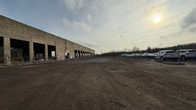 Parkování pro kamiony na zpevněné ploše – 3000 Kč/měsíc v LO