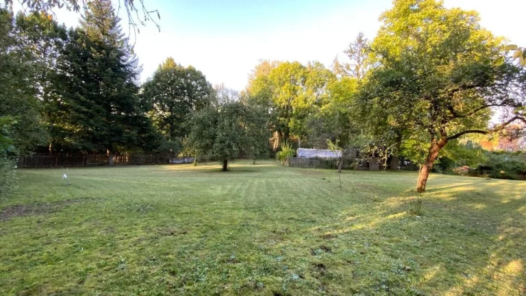 Prodej pozemku 1 621 m2 lukrativní obec v KV.