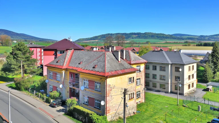 Prodej prostorného a světlého bytu 2+kk s komorou ve Štítech