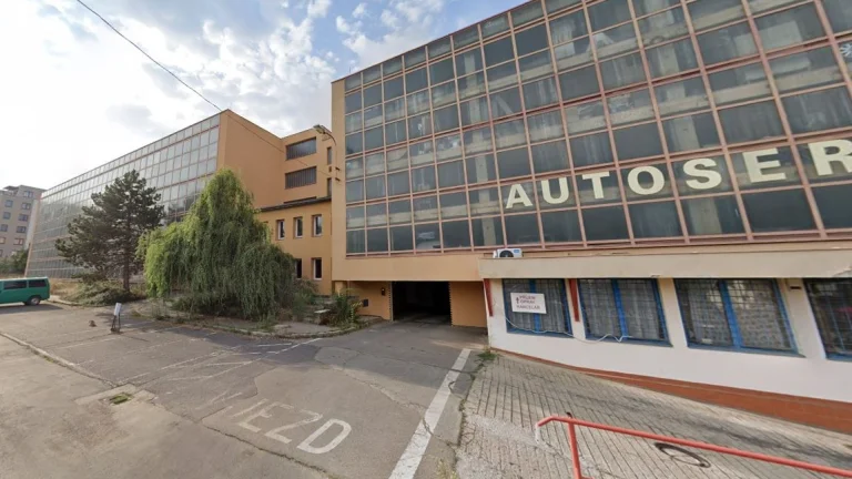 Pronájem uzamykatelné garážové kóje na Proseku