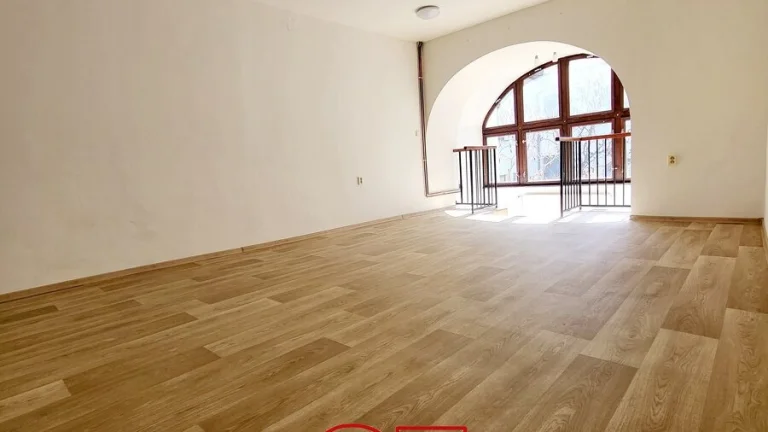 Pronájem prostorného bytu 2+1 o velikosti 86 m2 - České Bud