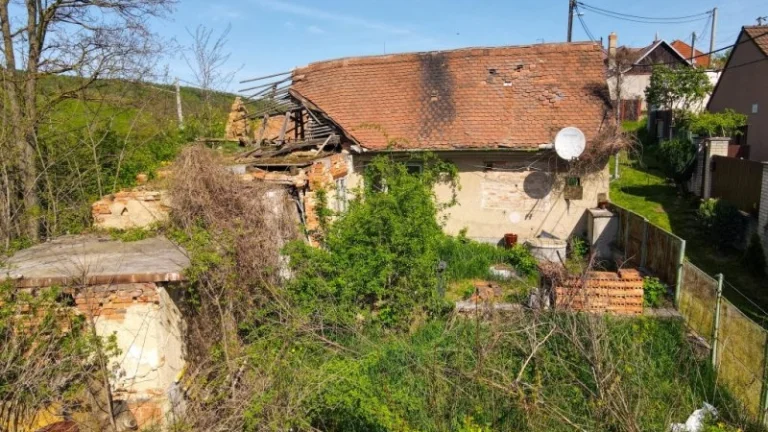 Prodám RD k demolici pozemek 233m2 Bohuslavice u Kyjova