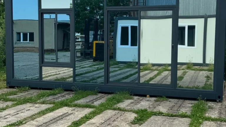 Obytný kontejner PMP 3 x 6 m s prosklenou stěnou