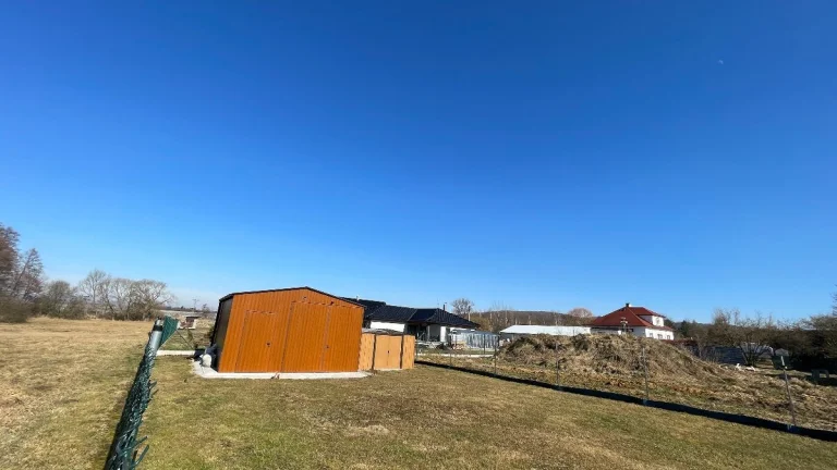 Pozemek s chatou 586m2 na okraji obce
