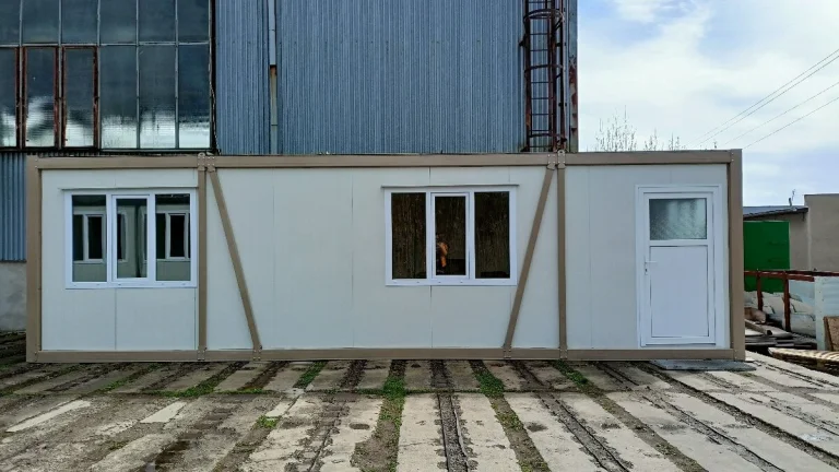 Obytný kontejner o rozměru 3 x 9 m