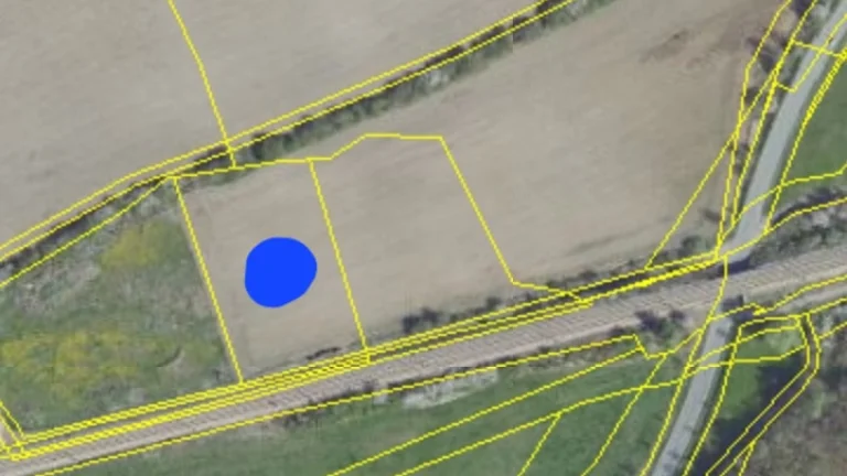 Investiční pozemek 6116m² 50km od Prahy u D5