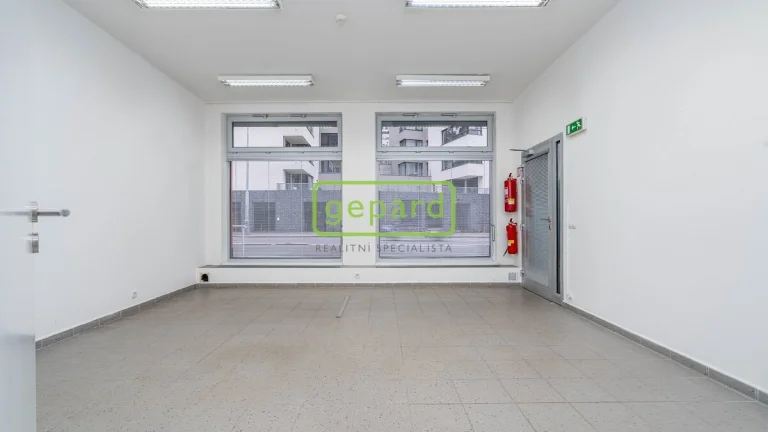 Prodej obchodního prostoru s výlohou 39m2, Plzeňská ulice -