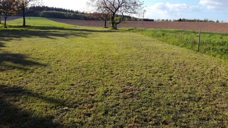 Stavební pozemek , pole.