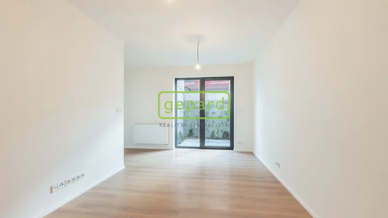 Pronájem bytu 1+kk/Z, 30 m2 + 12 m2 zahrádka, Praha 8-Kobyli