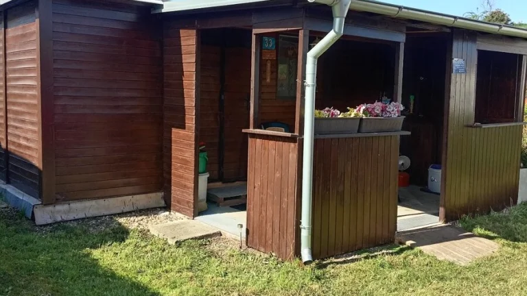 Karavan s dřevěnou přístavbou