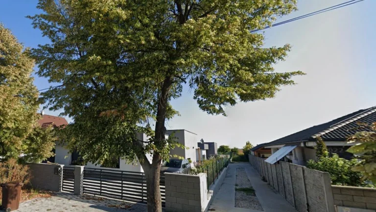 Stavebný pozemok v centre obce Veľká Paka