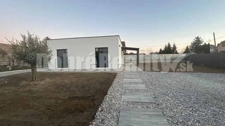 Štýlový rodinný dom z lodných kontajnerov, na predaj.