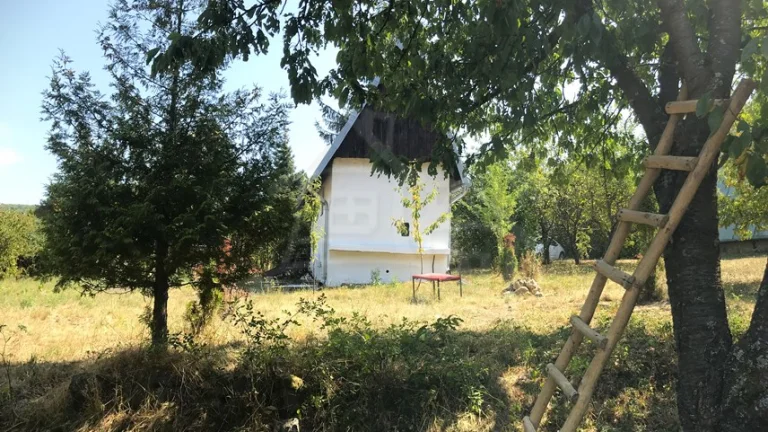 Útulná chatka pri jazere pod Štiavnickými vrchmi, Lipovina