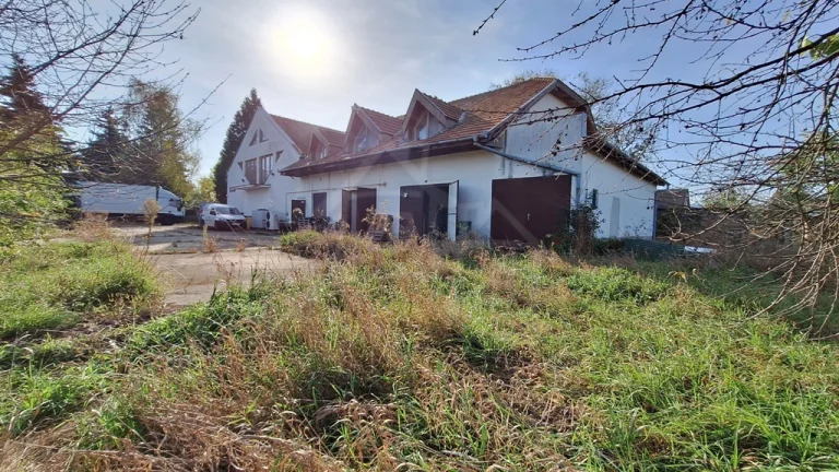 Priestranný dom na rôzne účely len 180 m od pláže a cyklot