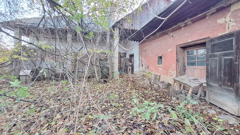 Storočná gángová vidiecka chalupa v malebnej obci Nová Vie