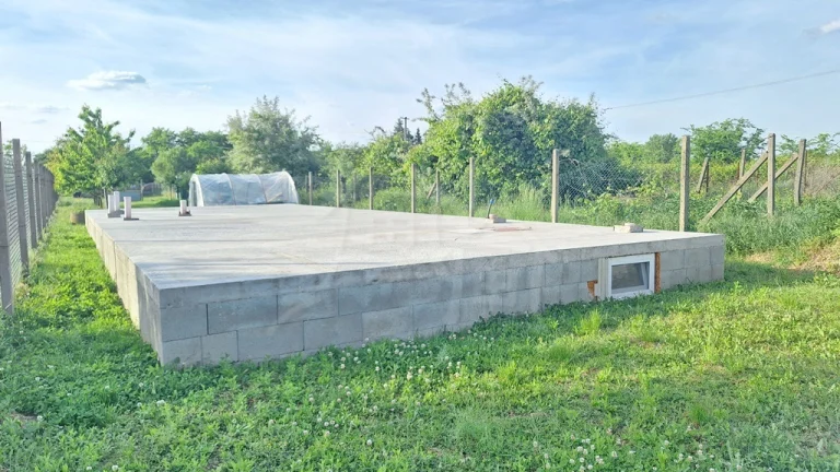 Rovinatý pozemok so základovou doskou na okraji podunajske